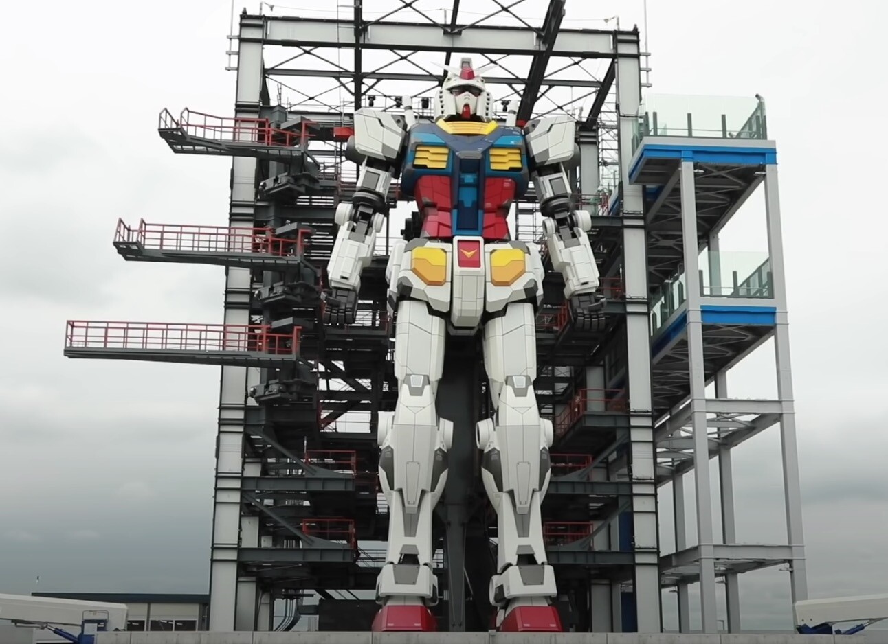 El Gundam japonés a tamaño real da sus primeros pasos: así se mueve un robot mecha de 20 metros